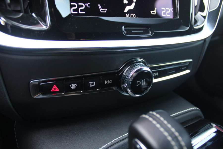 Volvo V60 2.0 T6 340PK RECHARGE AWD R-DESIGN **NIEUWSTAAT!** | ELEKTRISCH BEDIENBARE VOORSTOELEN MET GEHEUGEN OP BESTUURDERSSTOEL | 18" 5-Y SPAAKS MATT BLACK / DIAMOND CUT R-DESIGN WIELEN | HIGH PERFORMANCE SOUND HARMAN KARDON | ADAPTIVE CRUISE CONTROL | ACHTERUITRIJ CAMERA | GETINTE RUITEN | PARKEERSENSOREN VOOR EN ACHTER | STOEL/STUUR VERWARMING | BEKLEDING R-DESIGN NAPPA LEDER / TEXTIEL CHARCOAL IN COMBINATIE MET SPORTSTOELEN | KEYLESS ENTRY/START | ELEKTRISCH BEDIENBARE ACHTERKLEP |