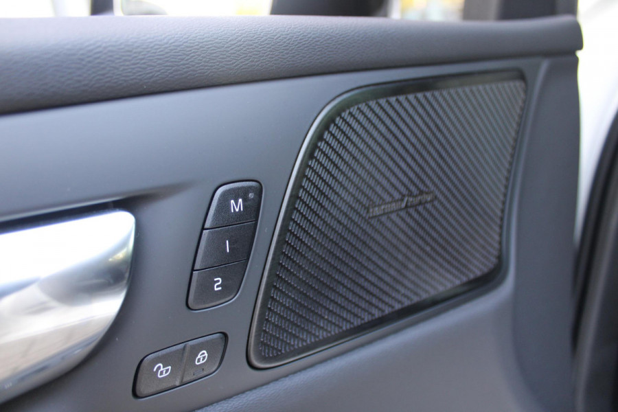 Volvo V60 2.0 T6 340PK RECHARGE AWD R-DESIGN **NIEUWSTAAT!** | ELEKTRISCH BEDIENBARE VOORSTOELEN MET GEHEUGEN OP BESTUURDERSSTOEL | 18" 5-Y SPAAKS MATT BLACK / DIAMOND CUT R-DESIGN WIELEN | HIGH PERFORMANCE SOUND HARMAN KARDON | ADAPTIVE CRUISE CONTROL | ACHTERUITRIJ CAMERA | GETINTE RUITEN | PARKEERSENSOREN VOOR EN ACHTER | STOEL/STUUR VERWARMING | BEKLEDING R-DESIGN NAPPA LEDER / TEXTIEL CHARCOAL IN COMBINATIE MET SPORTSTOELEN | KEYLESS ENTRY/START | ELEKTRISCH BEDIENBARE ACHTERKLEP |