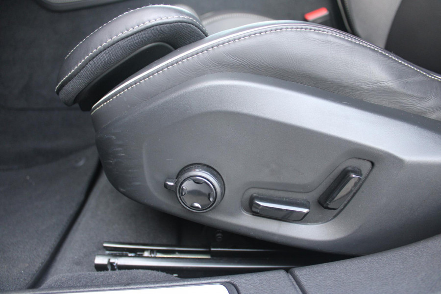 Volvo V60 2.0 T6 340PK RECHARGE AWD R-DESIGN **NIEUWSTAAT!** | ELEKTRISCH BEDIENBARE VOORSTOELEN MET GEHEUGEN OP BESTUURDERSSTOEL | 18" 5-Y SPAAKS MATT BLACK / DIAMOND CUT R-DESIGN WIELEN | HIGH PERFORMANCE SOUND HARMAN KARDON | ADAPTIVE CRUISE CONTROL | ACHTERUITRIJ CAMERA | GETINTE RUITEN | PARKEERSENSOREN VOOR EN ACHTER | STOEL/STUUR VERWARMING | BEKLEDING R-DESIGN NAPPA LEDER / TEXTIEL CHARCOAL IN COMBINATIE MET SPORTSTOELEN | KEYLESS ENTRY/START | ELEKTRISCH BEDIENBARE ACHTERKLEP |