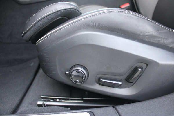 Volvo V60 2.0 T6 340PK RECHARGE AWD R-DESIGN **NIEUWSTAAT!** | ELEKTRISCH BEDIENBARE VOORSTOELEN MET GEHEUGEN OP BESTUURDERSSTOEL | 18" 5-Y SPAAKS MATT BLACK / DIAMOND CUT R-DESIGN WIELEN | HIGH PERFORMANCE SOUND HARMAN KARDON | ADAPTIVE CRUISE CONTROL | ACHTERUITRIJ CAMERA | GETINTE RUITEN | PARKEERSENSOREN VOOR EN ACHTER | STOEL/STUUR VERWARMING | BEKLEDING R-DESIGN NAPPA LEDER / TEXTIEL CHARCOAL IN COMBINATIE MET SPORTSTOELEN | KEYLESS ENTRY/START | ELEKTRISCH BEDIENBARE ACHTERKLEP |