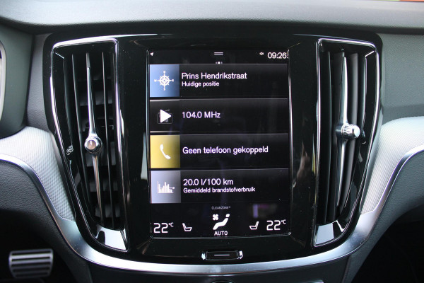 Volvo V60 2.0 T6 340PK RECHARGE AWD R-DESIGN **NIEUWSTAAT!** | ELEKTRISCH BEDIENBARE VOORSTOELEN MET GEHEUGEN OP BESTUURDERSSTOEL | 18" 5-Y SPAAKS MATT BLACK / DIAMOND CUT R-DESIGN WIELEN | HIGH PERFORMANCE SOUND HARMAN KARDON | ADAPTIVE CRUISE CONTROL | ACHTERUITRIJ CAMERA | GETINTE RUITEN | PARKEERSENSOREN VOOR EN ACHTER | STOEL/STUUR VERWARMING | BEKLEDING R-DESIGN NAPPA LEDER / TEXTIEL CHARCOAL IN COMBINATIE MET SPORTSTOELEN | KEYLESS ENTRY/START | ELEKTRISCH BEDIENBARE ACHTERKLEP |