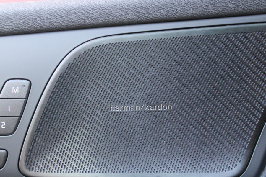Volvo V60 2.0 T6 340PK RECHARGE AWD R-DESIGN **NIEUWSTAAT!** | ELEKTRISCH BEDIENBARE VOORSTOELEN MET GEHEUGEN OP BESTUURDERSSTOEL | 18" 5-Y SPAAKS MATT BLACK / DIAMOND CUT R-DESIGN WIELEN | HIGH PERFORMANCE SOUND HARMAN KARDON | ADAPTIVE CRUISE CONTROL | ACHTERUITRIJ CAMERA | GETINTE RUITEN | PARKEERSENSOREN VOOR EN ACHTER | STOEL/STUUR VERWARMING | BEKLEDING R-DESIGN NAPPA LEDER / TEXTIEL CHARCOAL IN COMBINATIE MET SPORTSTOELEN | KEYLESS ENTRY/START | ELEKTRISCH BEDIENBARE ACHTERKLEP |
