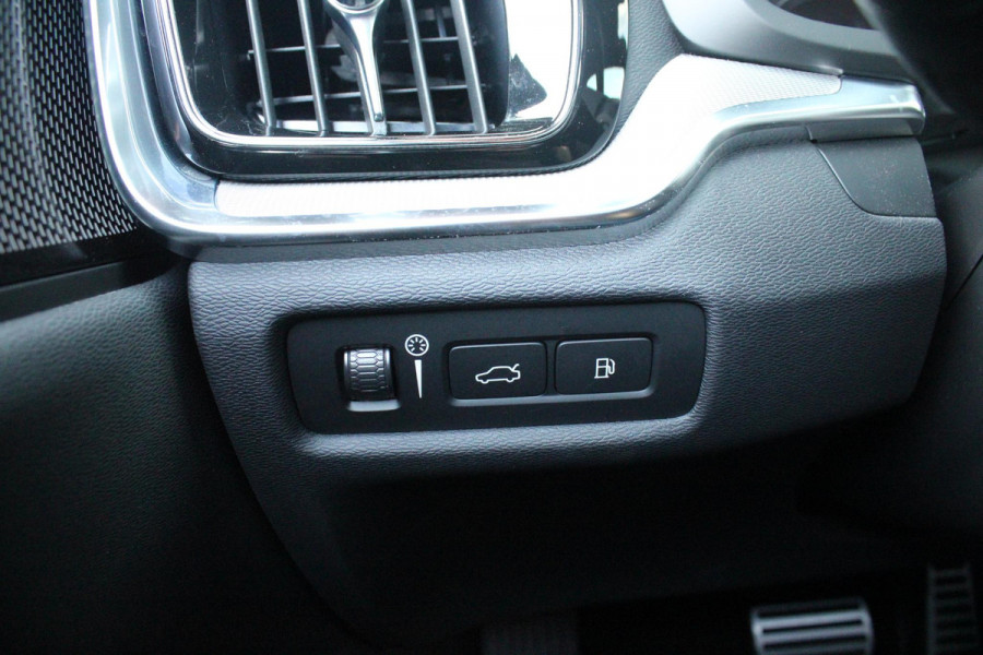 Volvo V60 2.0 T6 340PK RECHARGE AWD R-DESIGN **NIEUWSTAAT!** | ELEKTRISCH BEDIENBARE VOORSTOELEN MET GEHEUGEN OP BESTUURDERSSTOEL | 18" 5-Y SPAAKS MATT BLACK / DIAMOND CUT R-DESIGN WIELEN | HIGH PERFORMANCE SOUND HARMAN KARDON | ADAPTIVE CRUISE CONTROL | ACHTERUITRIJ CAMERA | GETINTE RUITEN | PARKEERSENSOREN VOOR EN ACHTER | STOEL/STUUR VERWARMING | BEKLEDING R-DESIGN NAPPA LEDER / TEXTIEL CHARCOAL IN COMBINATIE MET SPORTSTOELEN | KEYLESS ENTRY/START | ELEKTRISCH BEDIENBARE ACHTERKLEP |