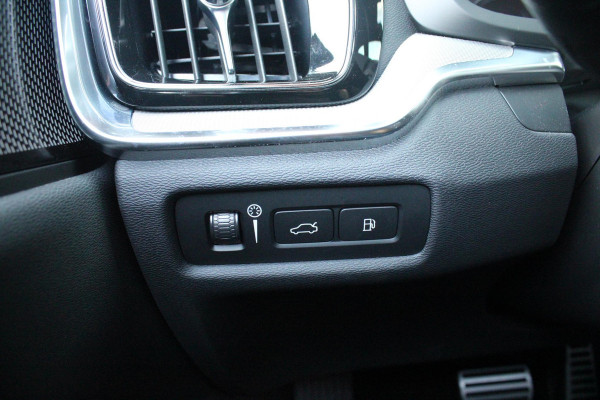 Volvo V60 2.0 T6 340PK RECHARGE AWD R-DESIGN **NIEUWSTAAT!** | ELEKTRISCH BEDIENBARE VOORSTOELEN MET GEHEUGEN OP BESTUURDERSSTOEL | 18" 5-Y SPAAKS MATT BLACK / DIAMOND CUT R-DESIGN WIELEN | HIGH PERFORMANCE SOUND HARMAN KARDON | ADAPTIVE CRUISE CONTROL | ACHTERUITRIJ CAMERA | GETINTE RUITEN | PARKEERSENSOREN VOOR EN ACHTER | STOEL/STUUR VERWARMING | BEKLEDING R-DESIGN NAPPA LEDER / TEXTIEL CHARCOAL IN COMBINATIE MET SPORTSTOELEN | KEYLESS ENTRY/START | ELEKTRISCH BEDIENBARE ACHTERKLEP |