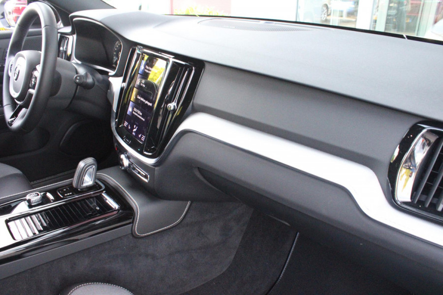 Volvo V60 2.0 T6 340PK RECHARGE AWD R-DESIGN **NIEUWSTAAT!** | ELEKTRISCH BEDIENBARE VOORSTOELEN MET GEHEUGEN OP BESTUURDERSSTOEL | 18" 5-Y SPAAKS MATT BLACK / DIAMOND CUT R-DESIGN WIELEN | HIGH PERFORMANCE SOUND HARMAN KARDON | ADAPTIVE CRUISE CONTROL | ACHTERUITRIJ CAMERA | GETINTE RUITEN | PARKEERSENSOREN VOOR EN ACHTER | STOEL/STUUR VERWARMING | BEKLEDING R-DESIGN NAPPA LEDER / TEXTIEL CHARCOAL IN COMBINATIE MET SPORTSTOELEN | KEYLESS ENTRY/START | ELEKTRISCH BEDIENBARE ACHTERKLEP |