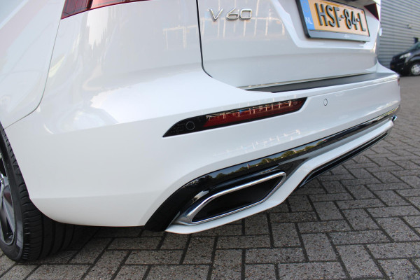 Volvo V60 2.0 T6 340PK RECHARGE AWD R-DESIGN **NIEUWSTAAT!** | ELEKTRISCH BEDIENBARE VOORSTOELEN MET GEHEUGEN OP BESTUURDERSSTOEL | 18" 5-Y SPAAKS MATT BLACK / DIAMOND CUT R-DESIGN WIELEN | HIGH PERFORMANCE SOUND HARMAN KARDON | ADAPTIVE CRUISE CONTROL | ACHTERUITRIJ CAMERA | GETINTE RUITEN | PARKEERSENSOREN VOOR EN ACHTER | STOEL/STUUR VERWARMING | BEKLEDING R-DESIGN NAPPA LEDER / TEXTIEL CHARCOAL IN COMBINATIE MET SPORTSTOELEN | KEYLESS ENTRY/START | ELEKTRISCH BEDIENBARE ACHTERKLEP |