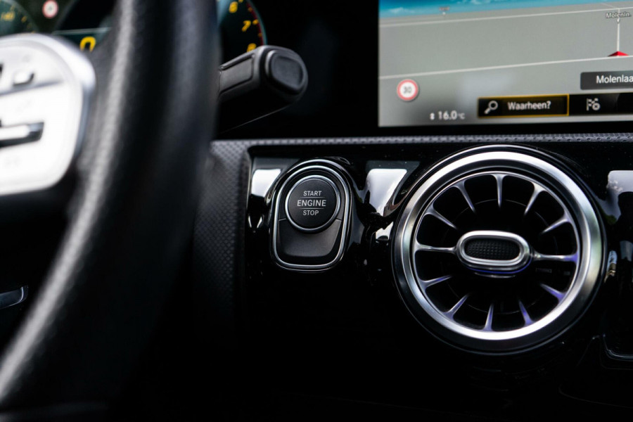 Mercedes-Benz A-Klasse 250 e AMG Pano / Camera / Ambi