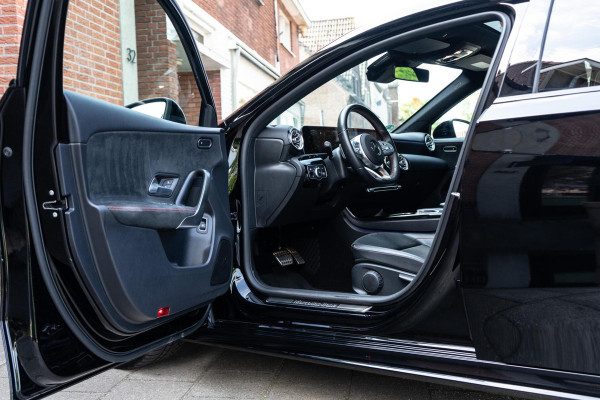 Mercedes-Benz A-Klasse 250 e AMG Pano / Camera / Ambi