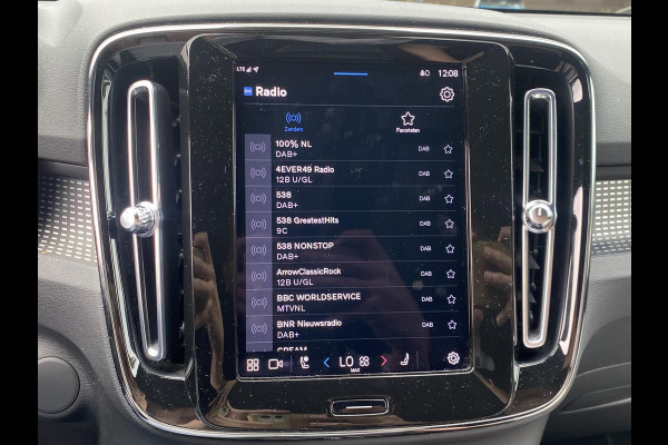 Volvo XC40 Recharge Plus STOEL + STUURVERWARMING | LEDER/ALCANTARA | RIJKLAAR INCL. 12 MND. BOVAGGARANTIE
