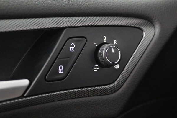 Volkswagen Golf 2.0 TSI GTI TCR (AKRAPOVIC, PANORAMADAK, CAMERA, STOELVERWARMING, CRUISE CONTROL, DEALER ONDERHOUDEN)