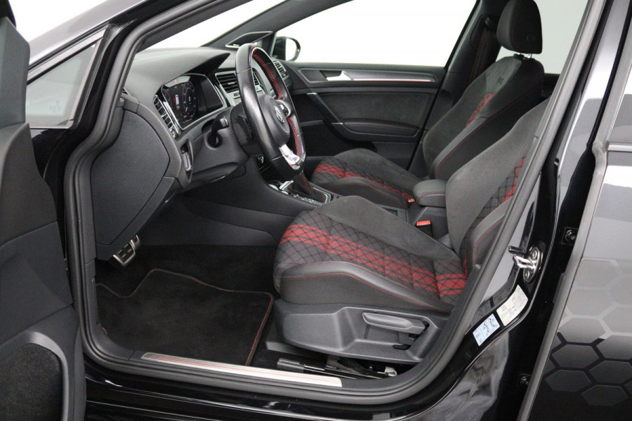 Volkswagen Golf 2.0 TSI GTI TCR (AKRAPOVIC, PANORAMADAK, CAMERA, STOELVERWARMING, CRUISE CONTROL, DEALER ONDERHOUDEN)