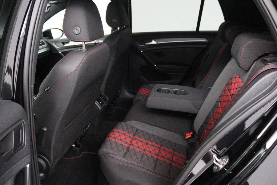 Volkswagen Golf 2.0 TSI GTI TCR (AKRAPOVIC, PANORAMADAK, CAMERA, STOELVERWARMING, CRUISE CONTROL, DEALER ONDERHOUDEN)
