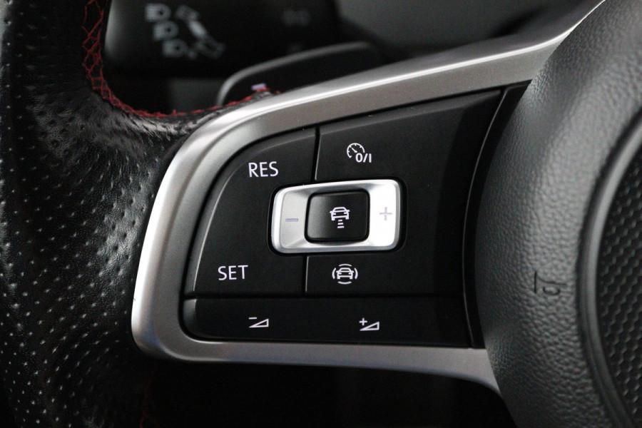 Volkswagen Golf 2.0 TSI GTI TCR (AKRAPOVIC, PANORAMADAK, CAMERA, STOELVERWARMING, CRUISE CONTROL, DEALER ONDERHOUDEN)