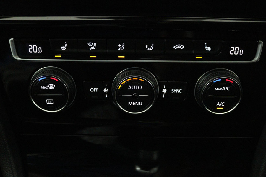 Volkswagen Golf 2.0 TSI GTI TCR (AKRAPOVIC, PANORAMADAK, CAMERA, STOELVERWARMING, CRUISE CONTROL, DEALER ONDERHOUDEN)