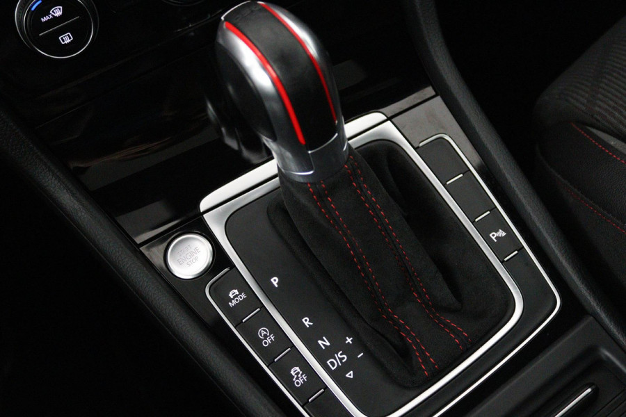 Volkswagen Golf 2.0 TSI GTI TCR (AKRAPOVIC, PANORAMADAK, CAMERA, STOELVERWARMING, CRUISE CONTROL, DEALER ONDERHOUDEN)