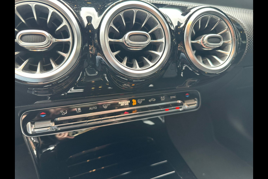 Mercedes-Benz CLA-Klasse 180 Business Solution AMG SFEER / BURMESTER / STOELVERWARMING / DEALER ONDERHOUDEN / CAMERA