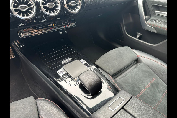 Mercedes-Benz CLA-Klasse 180 Business Solution AMG SFEER / BURMESTER / STOELVERWARMING / DEALER ONDERHOUDEN / CAMERA