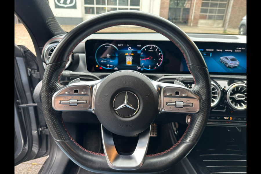 Mercedes-Benz CLA-Klasse 180 Business Solution AMG SFEER / BURMESTER / STOELVERWARMING / DEALER ONDERHOUDEN / CAMERA