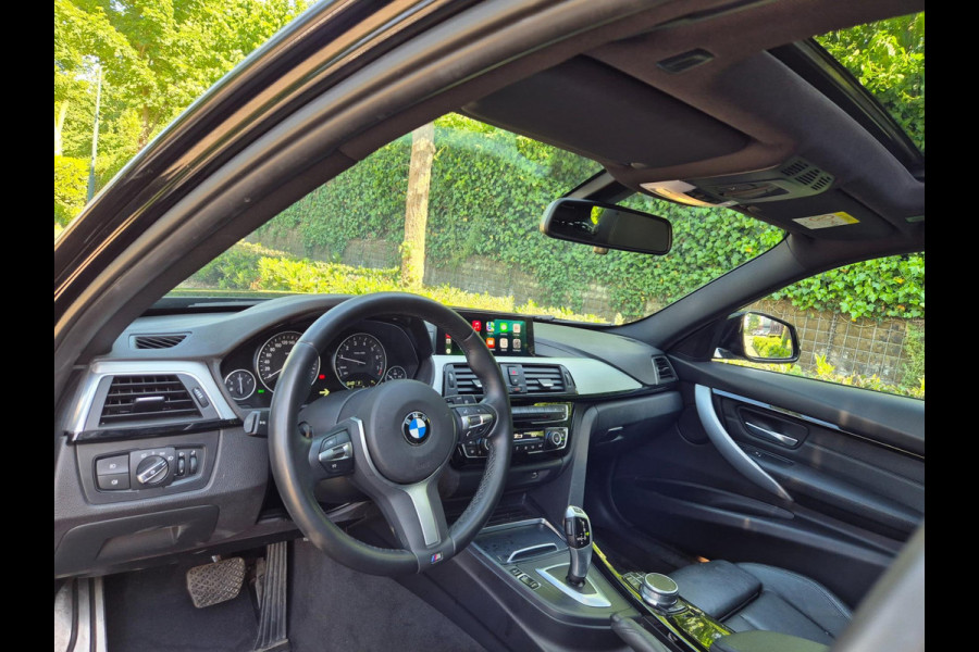 BMW 3 Serie Touring 318i M Sport Pano Apple CarPlat Elk. Trekhaak 19inch NAP Rijklaar Garantie Zwart