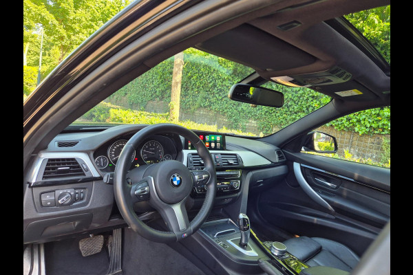 BMW 3 Serie Touring 318i M Sport Pano Apple CarPlat Elk. Trekhaak 19inch NAP Rijklaar Garantie Zwart
