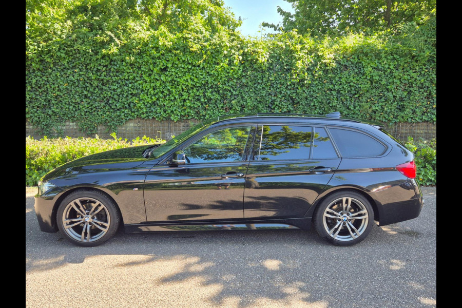 BMW 3 Serie Touring 318i M Sport Pano Apple CarPlat Elk. Trekhaak 19inch NAP Rijklaar Garantie Zwart