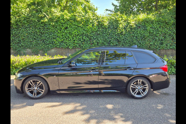 BMW 3 Serie Touring 318i M Sport Pano Apple CarPlat Elk. Trekhaak 19inch NAP Rijklaar Garantie Zwart