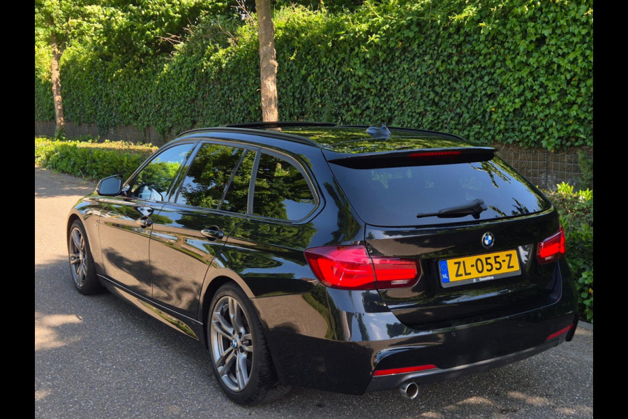 BMW 3 Serie Touring 318i M Sport Pano Apple CarPlat Elk. Trekhaak 19inch NAP Rijklaar Garantie Zwart