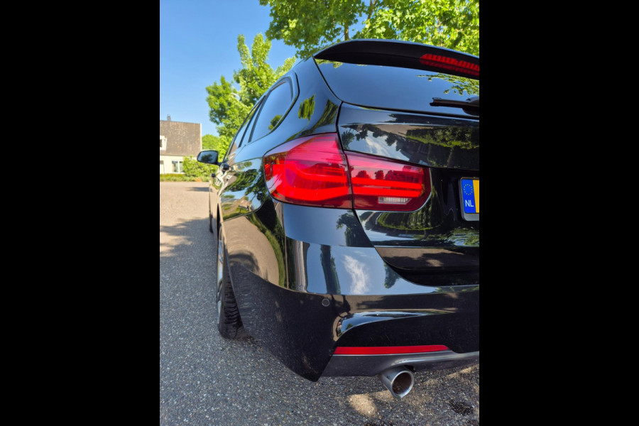 BMW 3 Serie Touring 318i M Sport Pano Apple CarPlat Elk. Trekhaak 19inch NAP Rijklaar Garantie Zwart