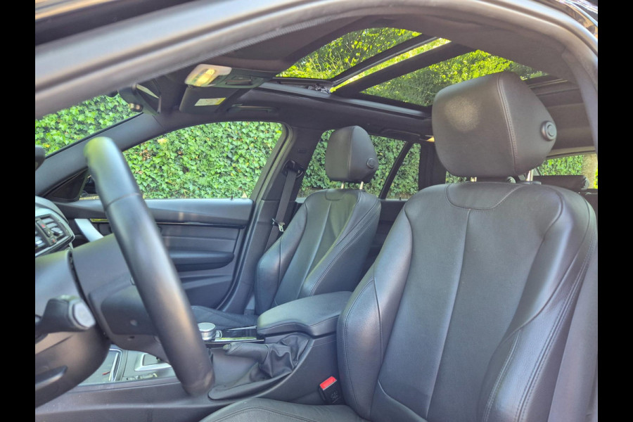 BMW 3 Serie Touring 318i M Sport Pano Apple CarPlat Elk. Trekhaak 19inch NAP Rijklaar Garantie Zwart