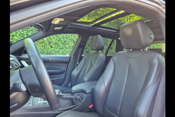 BMW 3 Serie Touring 318i M Sport Pano Apple CarPlat Elk. Trekhaak 19inch NAP Rijklaar Garantie Zwart