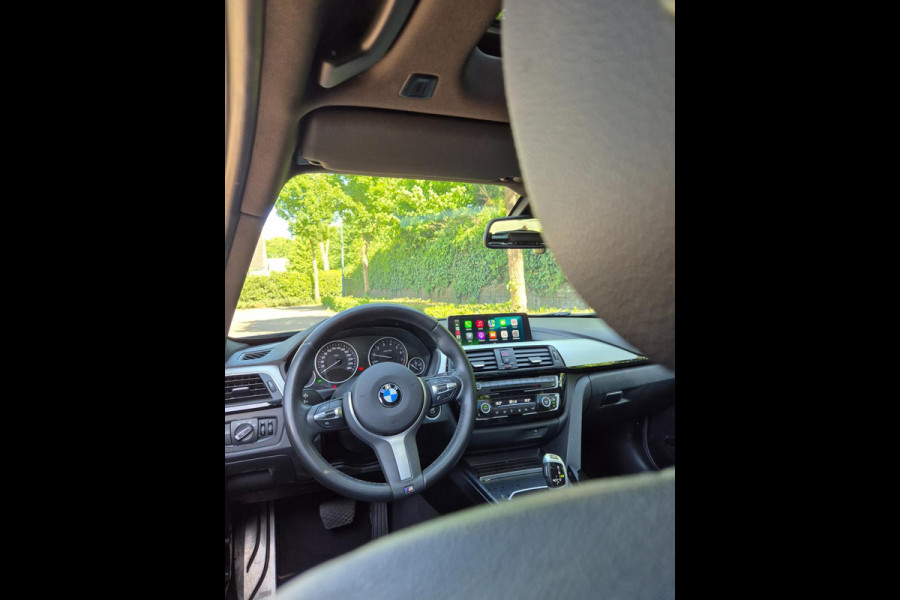 BMW 3 Serie Touring 318i M Sport Pano Apple CarPlat Elk. Trekhaak 19inch NAP Rijklaar Garantie Zwart