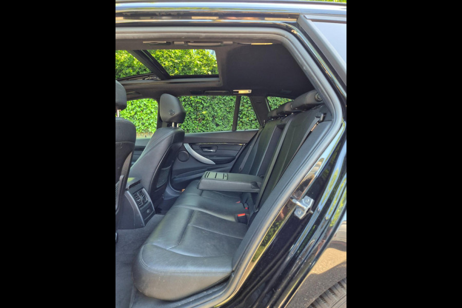 BMW 3 Serie Touring 318i M Sport Pano Apple CarPlat Elk. Trekhaak 19inch NAP Rijklaar Garantie Zwart