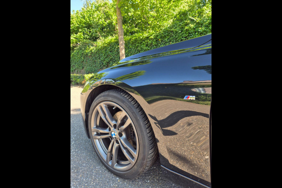 BMW 3 Serie Touring 318i M Sport Pano Apple CarPlat Elk. Trekhaak 19inch NAP Rijklaar Garantie Zwart
