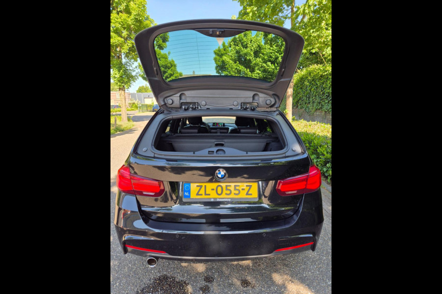 BMW 3 Serie Touring 318i M Sport Pano Apple CarPlat Elk. Trekhaak 19inch NAP Rijklaar Garantie Zwart