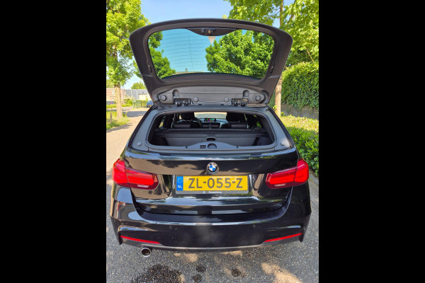 BMW 3 Serie Touring 318i M Sport Pano Apple CarPlat Elk. Trekhaak 19inch NAP Rijklaar Garantie Zwart