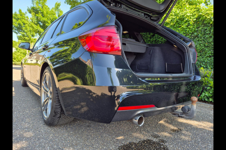 BMW 3 Serie Touring 318i M Sport Pano Apple CarPlat Elk. Trekhaak 19inch NAP Rijklaar Garantie Zwart