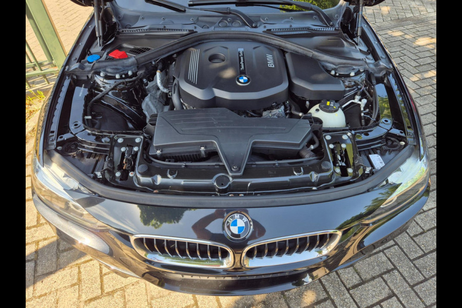 BMW 3 Serie Touring 318i M Sport Pano Apple CarPlat Elk. Trekhaak 19inch NAP Rijklaar Garantie Zwart