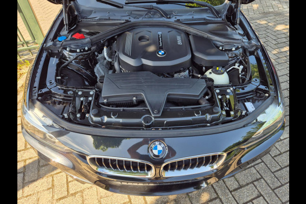 BMW 3 Serie Touring 318i M Sport Pano Apple CarPlat Elk. Trekhaak 19inch NAP Rijklaar Garantie Zwart