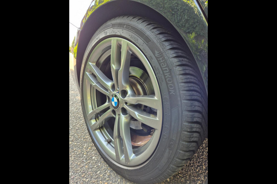 BMW 3 Serie Touring 318i M Sport Pano Apple CarPlat Elk. Trekhaak 19inch NAP Rijklaar Garantie Zwart