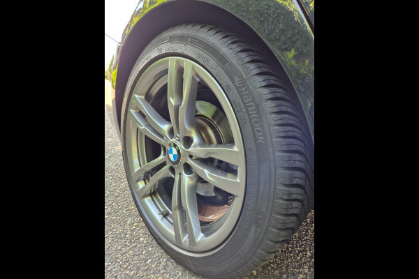 BMW 3 Serie Touring 318i M Sport Pano Apple CarPlat Elk. Trekhaak 19inch NAP Rijklaar Garantie Zwart
