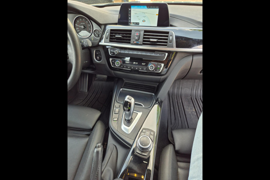BMW 3 Serie Touring F31 High Executive Sport Elk. Trekhaak Navi RIJKLAAR NEW APK Grijs Garantie MOG.