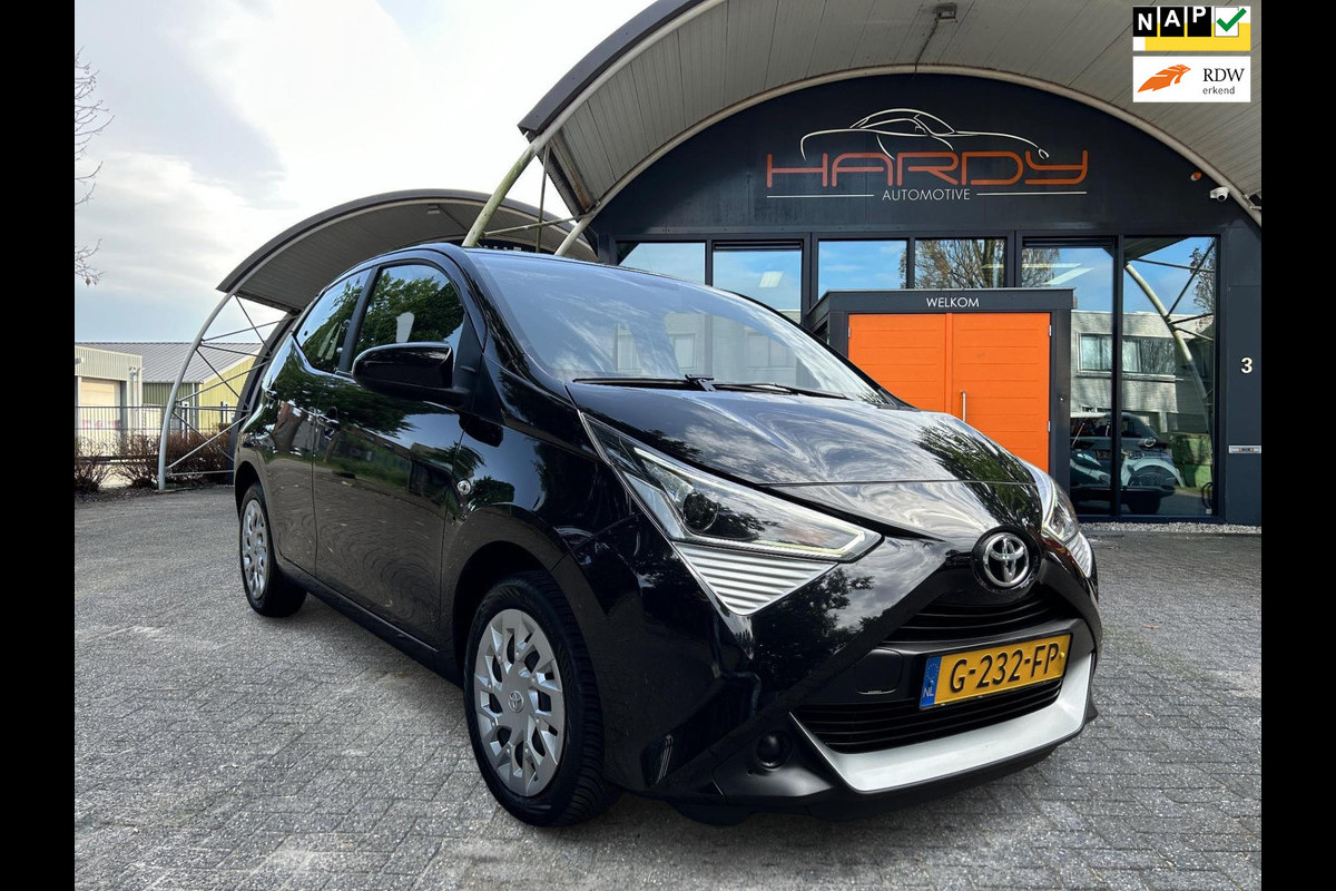 Toyota Aygo 1.0 VVT-i X-PLAY NAVI CAMERA ALLSEASON RIJKLAARPRIJS! Toyota Aygo 1.0 VVT-i X-PLAY NAVI CAMERA ALLSEASON RIJKLAARPRIJS!