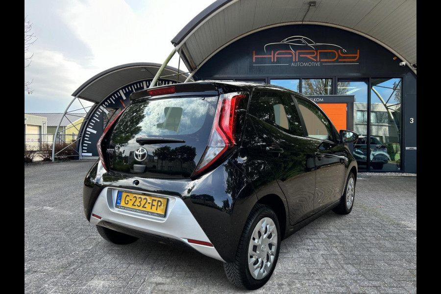 Toyota Aygo 1.0 VVT-i X-PLAY NAVI CAMERA ALLSEASON RIJKLAARPRIJS!