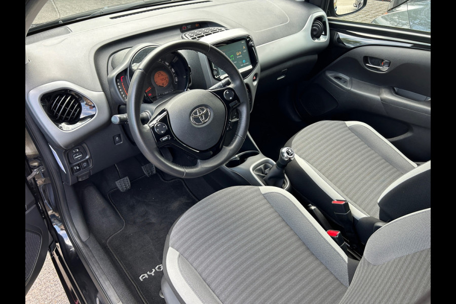 Toyota Aygo 1.0 VVT-i X-PLAY NAVI CAMERA ALLSEASON RIJKLAARPRIJS!