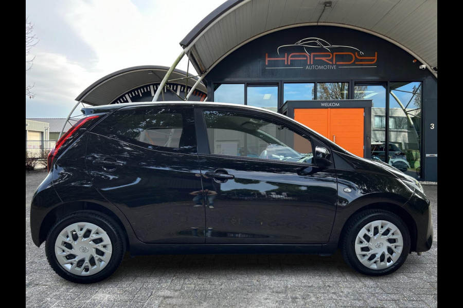 Toyota Aygo 1.0 VVT-i X-PLAY NAVI CAMERA ALLSEASON RIJKLAARPRIJS!