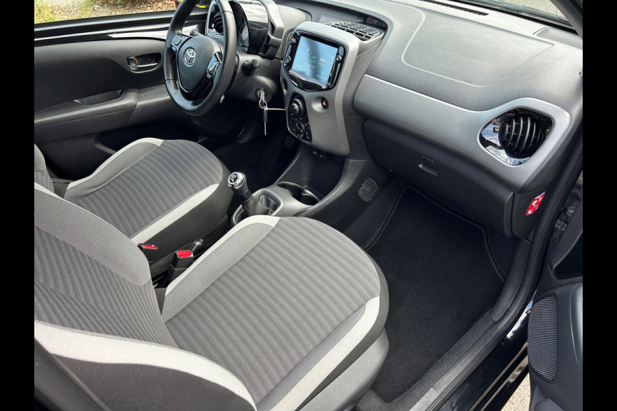 Toyota Aygo 1.0 VVT-i X-PLAY NAVI CAMERA ALLSEASON RIJKLAARPRIJS!