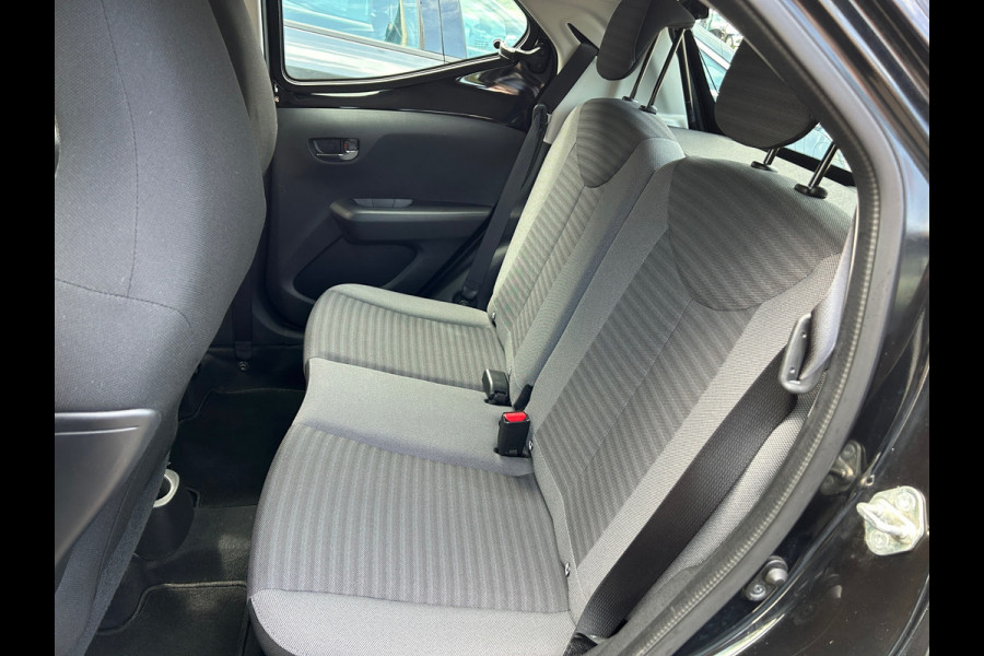 Toyota Aygo 1.0 VVT-i X-PLAY NAVI CAMERA ALLSEASON RIJKLAARPRIJS!