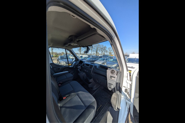 Renault Master T33 2.3 dCi 3P. Camera Airco EURO6 Y Imperiaal Trekhaak 3-Persoons Cruise Control Lat om lat betimmering Betonplex Vloer Bluetooth Sidebars 1e Eigenaar EURO 6 Y 2.500kg trekvermogen!