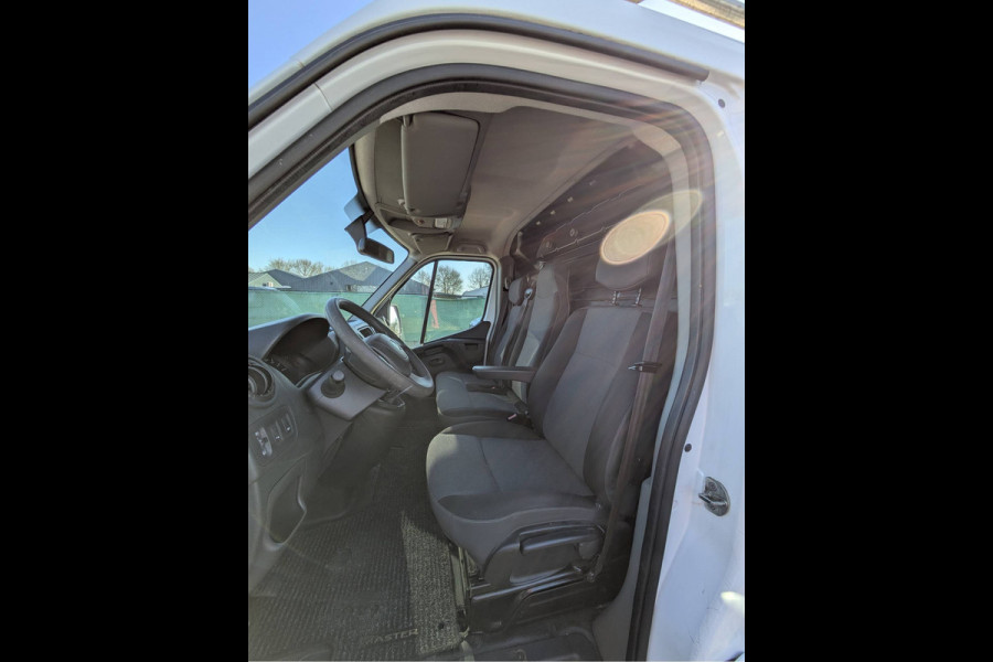 Renault Master T33 2.3 dCi 3P. Camera Airco EURO6 Y Imperiaal Trekhaak 3-Persoons Cruise Control Lat om lat betimmering Betonplex Vloer Bluetooth Sidebars 1e Eigenaar EURO 6 Y 2.500kg trekvermogen!