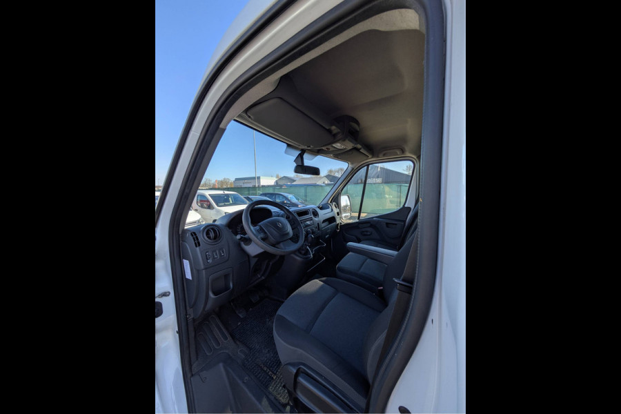 Renault Master T33 2.3 dCi 3P. Camera Airco EURO6 Y Imperiaal Trekhaak 3-Persoons Cruise Control Lat om lat betimmering Betonplex Vloer Bluetooth Sidebars 1e Eigenaar EURO 6 Y 2.500kg trekvermogen!